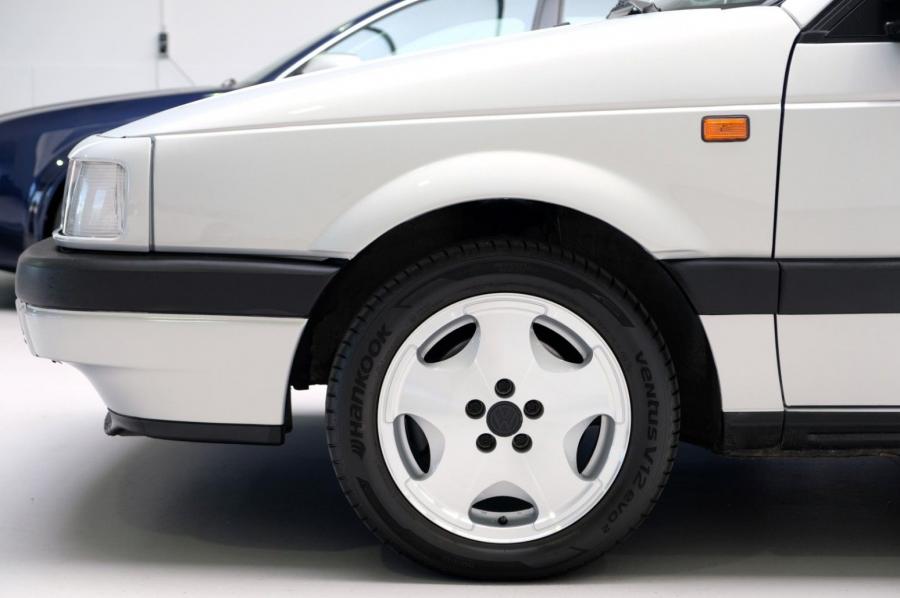 Детали экстерьера Volkswagen Passat VR6 Variant Satinsilber Metallic (B3) 1992 года  (фото 31 из 51)
